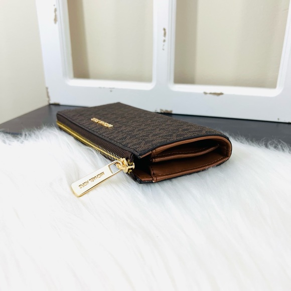 Michael Kors Jet Set Travel Large Three Quarter Zip Wallet - Picture 4 of 15
